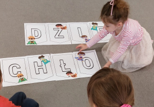 Dziewczynki układają napis Dzień Chłopaka.