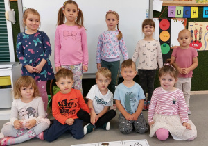 Dziewczyny i chłopcy pozują do zdjęcia.