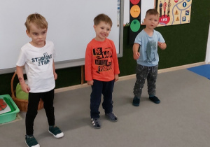 Chłopcy pozują do zdjęcia.