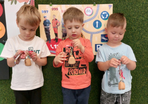 Chłopcy pokazują otrzymane prezenty.