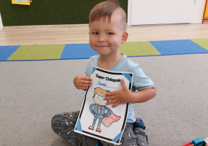 Chłopiec pokazuje dyplom.