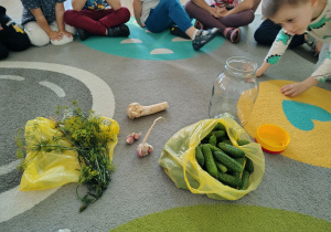 Zdjęcie przedstawiające ogórki i wiązankę do kiszenia