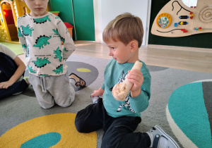 Chłopiec trzyma warzywo.