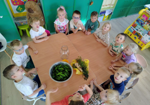 Dzieci siedzą przy stole.