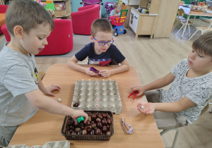 Dzieci układają kasztany.