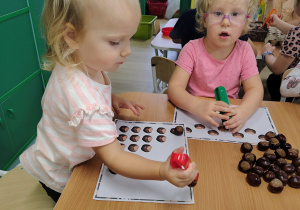 Dzieci układają kasztany.