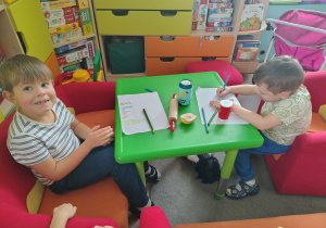 Dzieci rysują przy stoliczku.