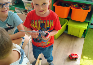 Chłopiec pozuje do zdjęcia.