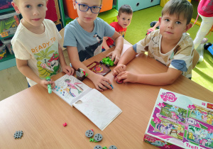 Dzieci bawią się zabawkami.