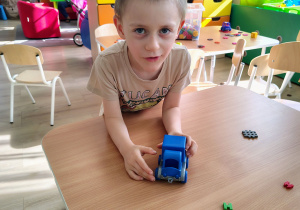 Chłopiec układa klocki.