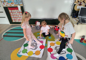 Dziewczynki grają w kolory.