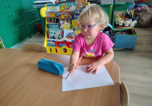 Dziewczynka rysuje.