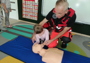 Dziewczynka sprawdza oddech.