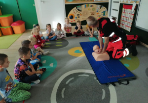 Ratownik przedstawia reanimację.