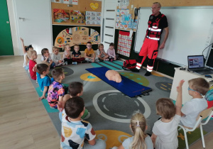 Dzieci słuchają ratownika.