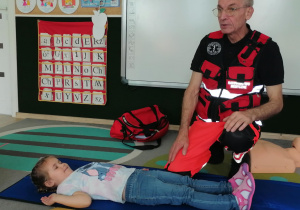 Dziecko leży nieruchomo na macie.