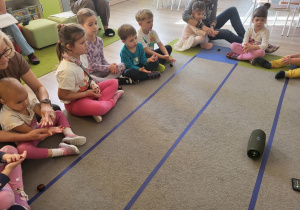 Dzieci oglądają kasztany.