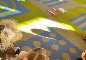 Na dywanie bohaterowie przedstawienia - Szczotkuś, Pastuś, Zębuś.