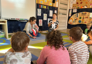 Nauczycielki przedstawiają bohaterów teatrzyku.