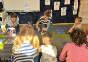 Nauczycielki pokazują na modelu zęba technikę mycia.