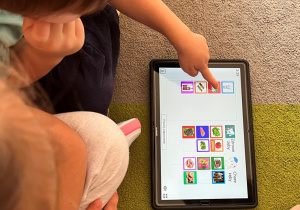 Chłopiec wykonuje zadanie na tablecie "Zdrowy i chory ząb".