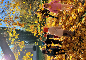 Jesienne zabawy liśćmi w parku.