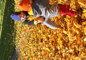 Zabawy chłopców liśćmi.