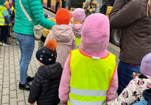 Dzieci na przystanku autobusowym.