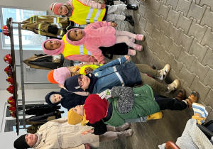 Dzieci w jednostce słuchają pana strażaka.