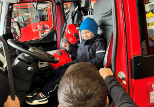 Dziecko w wozie strażackim.