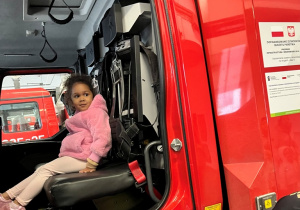Dziecko w wozie strażackim.