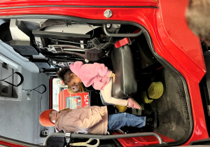 Dzieci w wozie strażackim.