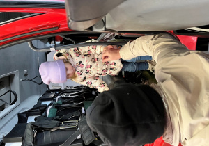 Dziecko w wozie strażackim.