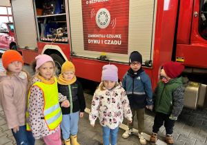 Dzieci przy wozie strażackim.
