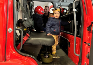 Dziecko w wozie strażackim.