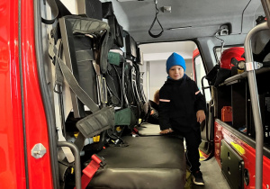 Dziecko w wozie strażackim.