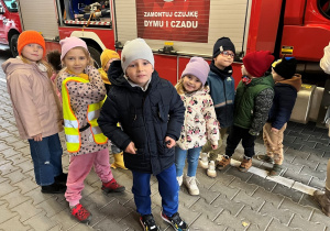 Dzieci przy wozie strażackim.