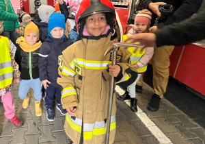 Dziecko w ubraniu strażaka.