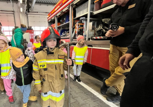 Dziecko w ubraniu strażaka.