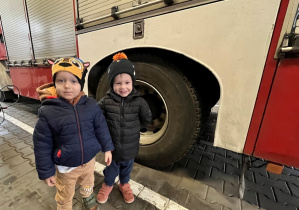 Dzieci przy wozie stażackim.