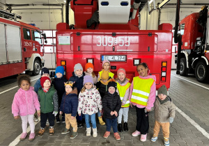 Dzieci przed wozem strażackim.