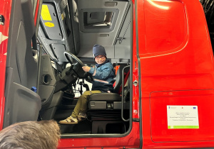 Dziecko w wozie strażackim.