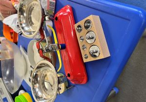 Waga szalkow z odwaznikami.