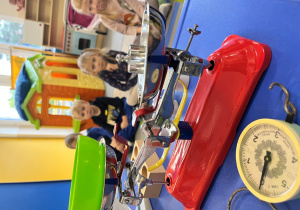 Waga szalkowa z odważnikiem.