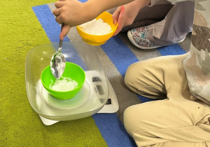 Dziecko nastypuje maki do miski.