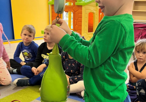 Dziecko porównuje ciężar woreczka.