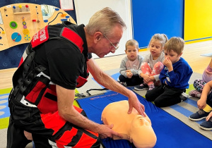 Ratownik z fantomem.