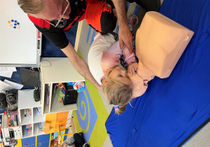 Dziecko sprawdza oddech na fantomie.