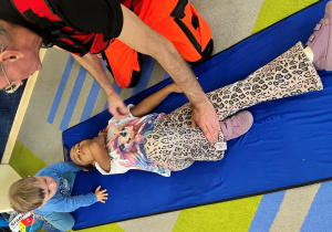 Dziewczynka ułożona w bezpiecznej pozycji.