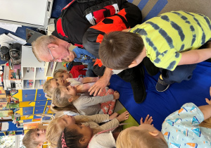 Dzieci rozmawiają z ratownikiem.